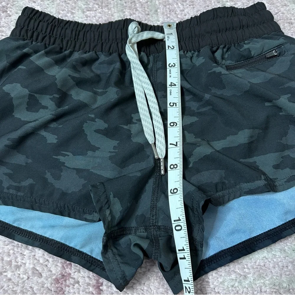 Vuori Clementine Camo Shorts Size XS Running Athletic Shorts Activewear - Picture 6 of 8
